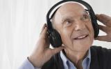 Anciano escuchando música a través de unos cascos