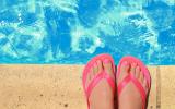 Usar chanclas en la piscina para prevenir el pie de atleta