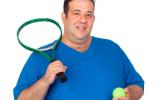 Hombre con sobrepeso con una raqueta y una pelota de tenis en las manos