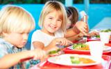 Niños comiendo en el comedor escolar
