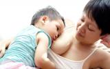 Madre adulta prolongando la lactancia de su hijo