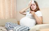 Mujer embarazada con síntomas de la gripe