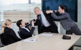 Persona agrediendo a otra en una reunión de negocios