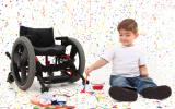 Niño en silla de ruedas por malformación congénita