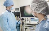 Dos cirujanos preparando una intervención de un mioma uterino