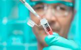 Científico elaborando la vacuna del ébola
