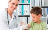 Doctora vacunando a un niño