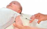 Sanitario vacunando a un bebé