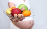 Embarazada con frutas y vitaminas
