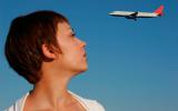 Una mujer observa un avión