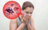 Mujer alérgica a los ácaros del polvo