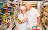 Personas mayores comprando aceite de oliva