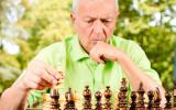 Un hombre mayor juega al ajedrez