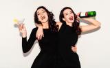 Hermanas adolescentes imitando conducta con el alcohol