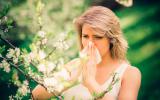 Mujer sufre alergia al polen