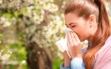 Chica con alergia al polen propio de la primavera