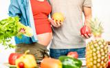 Mujer embarazada y hombre eligiendo los alimentos a consumir