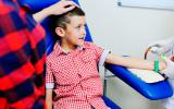 Niño con autismo realizándose un análisis de sangre