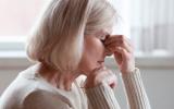 Mujer adulta mayor con problemas de angustia psicológica y estrés