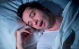 Hombre sufre apnea del sueño