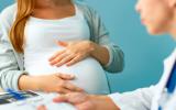 Mujer embarazada en la consulta del médico por problemas de artritis en el embarazo