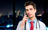 Un médico contesta al teléfono durante el turno de noche