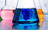 Probetas con diversas sustancias de colores en el laboratorio