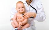 Bebé con meningitis es examinado por un doctor
