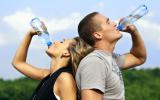 Beber al menos dos litros de líquido al día evita las arrugas
