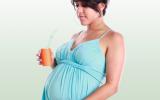 Mujer embarazada con un refresco azucarado en la mano