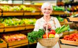 Mujer posmenopáusica comprando fruta y verdura