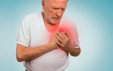 Persona con dolor en el pecho como factor de riesgo cardíaco