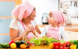 Madre e hija cocinando de forma saludable