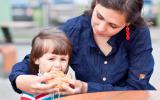 Tomar con frecuencia comida para llevar lastra la salud de los niños