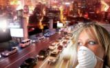 Mujer con mascarilla en una gran ciudad con contaminación