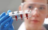 Investigadora con muestras de células madre generadoras de sangre humana