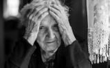 Mujer mayor con síntomas de demencia