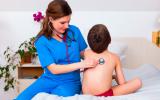 Pediatra auscultando a un niño
