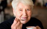 Mujer adulta mayor tomando probióticos para mejorar el deterioro cognitivo leve