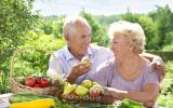 Una pareja mayor disponiéndose a comer fruta al aire libre