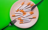 Plato con cigarrillos, concepto de la alimentación de los fumadores
