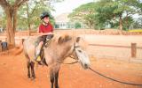 Niño discapacitado montando a caballo