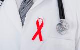 Médico con el lazo que simboliza la enfermedad del VIH