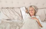 Mujer mayor durmiendo en la cama