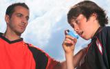 Un niño utiliza un inhalador mientras hace deporte