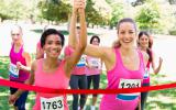Dos mujeres llegan a la meta tras correr una carrera