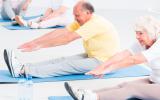 Personas mayores realizando ejercicio a diario