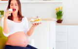 Mujer abusando del azúcar en el embarazo