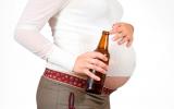 Mujer embarazada tomando cerveza