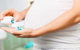 Embarazada tomando un complejo vitamínico